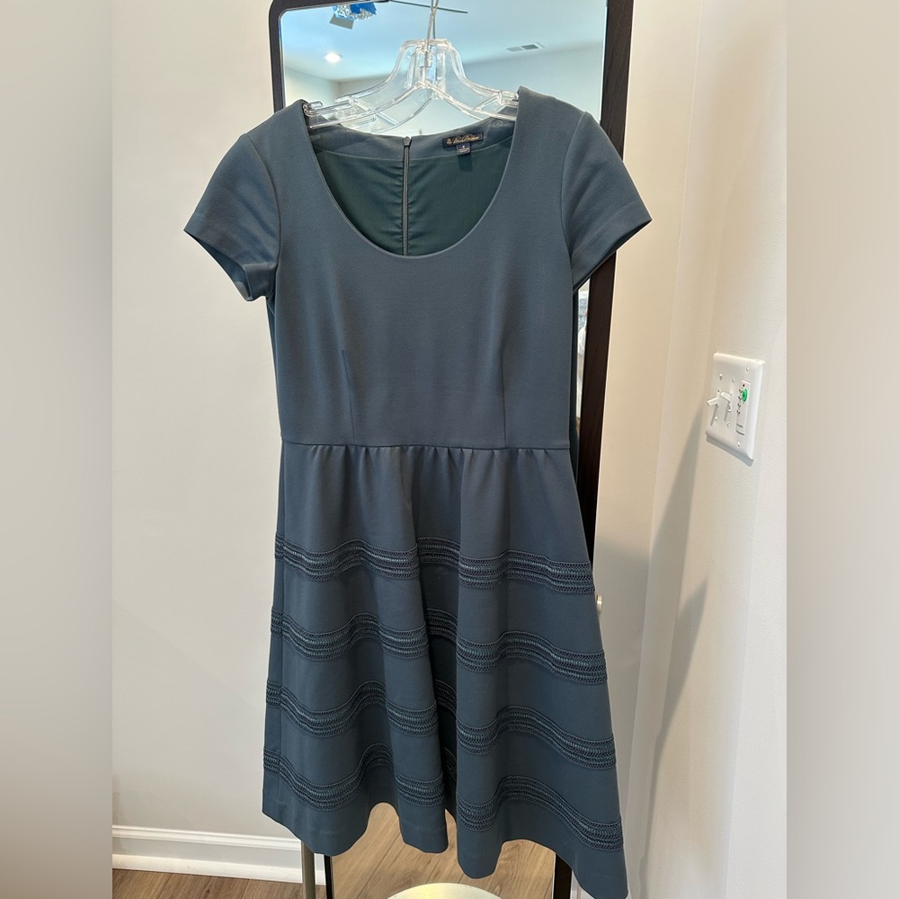 Brooks Brothers Dress, Size 4, flattering fitted bodice with kicky skirt